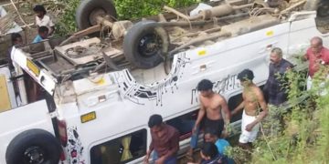 മണ്ണാര്‍ക്കാട് ട്രാവലര്‍ മറിഞ്ഞ് അപകടം ; പത്ത് പേര്‍ക്ക് പരിക്ക്