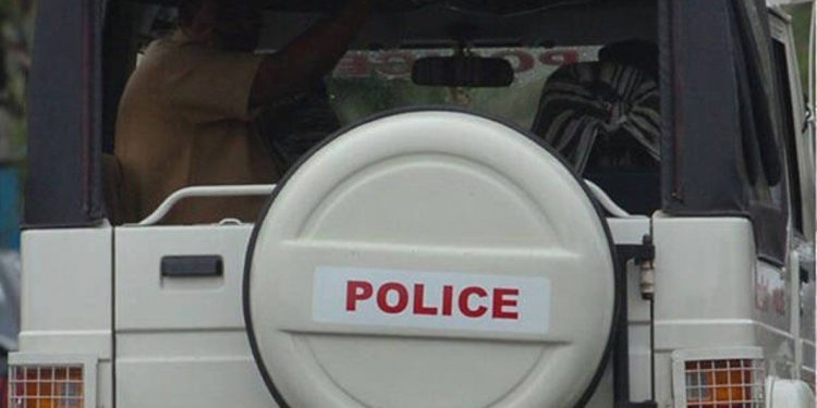 കു​ന്ന​മം​ഗ​ല​ത്ത് ഹോ​ട്ട​ലി​ന് നേ​രെ​യു​ണ്ടാ​യ ക​ല്ലേ​റി​ല്‍ യു​വ​തി​ക്കും കു​ഞ്ഞി​നും പ​രി​ക്ക്