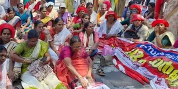 സെക്രട്ടറിയേറ്റിന് മുന്നിലെ ആശാ വര്ക്കര്മാരുടെ സമരം 48ാം ദിവസത്തിലേക്ക് കടന്നു