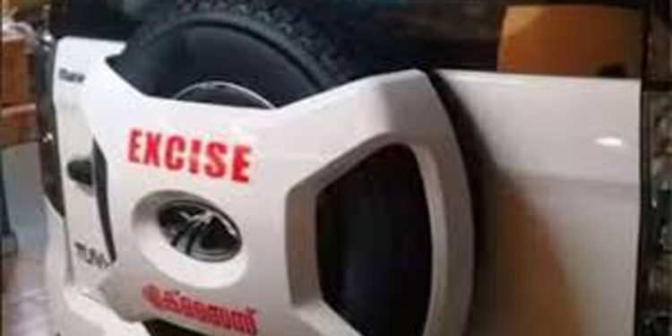 വാഹന പരിശോധനയ്ക്കിടെ എക്സൈസ് ജീവനക്കാരനെ ഇടിച്ചു തെറിപ്പിച്ച് സ്‌കൂട്ടര്‍ യാത്രികന്‍