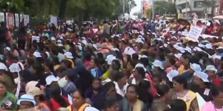 സെക്രട്ടറിയേറ്റ് ഉപരോധിച്ച് നടുറോഡില് ഇരുന്നും കിടന്നും പ്രതിഷേധിച്ച് ആശ വര്ക്കേഴ്സ്