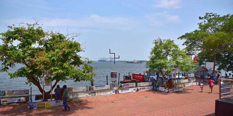 മാലിന്യ മുക്തം നവകേരളം ജനകീയ ക്യാമ്പ് ; മറൈൻ ഡ്രൈവിൽ ക്ലീന് ഡ്രൈവ് നടത്തി