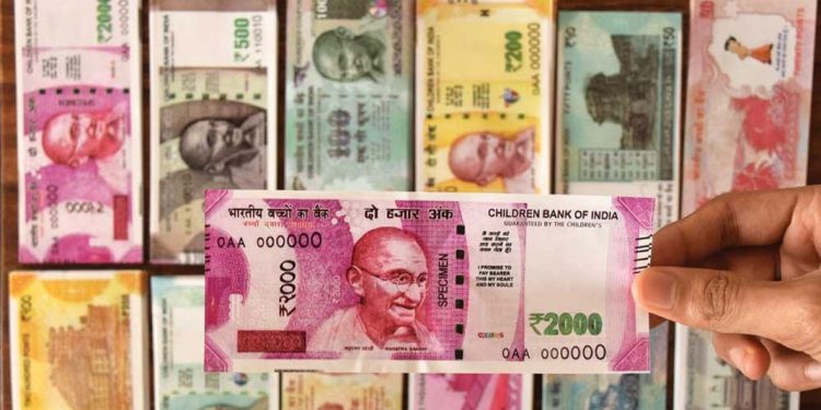 കളിനോട്ടുകൾ ഉപയോ​ഗിച്ച് ആളെ പറ്റിക്കുന്നു ; കുടുങ്ങുന്നത് ലോട്ടറി വില്പനക്കാർ