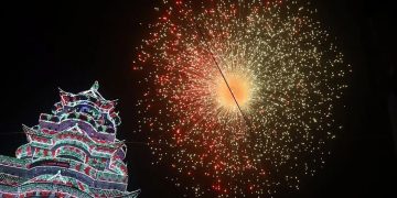 തൃശൂർ പൂരം വെടിക്കെട്ട് അനുമതിക്കായി ജില്ലാ ഭരണകൂടം നിയമോപദേശം തേടും