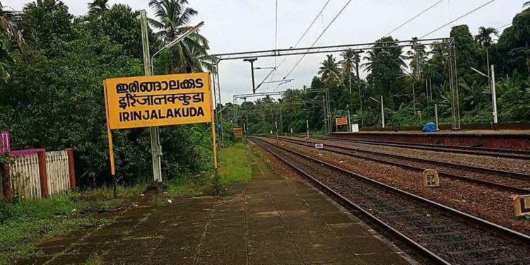 തൃശ്ശൂർ ഇരിങ്ങാലക്കുടയിൽ സിഗ്നൽ തടസ്സപ്പെട്ടതിനെത്തുടർന്ന് ട്രെയിനുകൾ പിടിച്ചിട്ടു