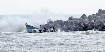 ദുരിതമൊഴിയാതെ മുതലപ്പൊഴിയിലെ മത്സ്യത്തൊഴിലാളികൾ ; പൊഴിമുഖം മണൽ അടിഞ്ഞ് മൂടി