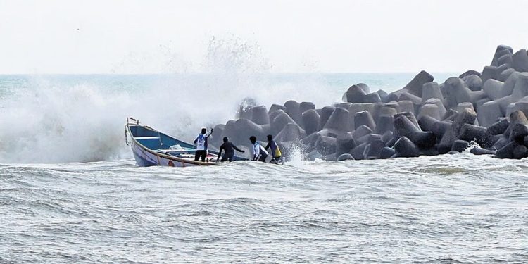 ദുരിതമൊഴിയാതെ മുതലപ്പൊഴിയിലെ മത്സ്യത്തൊഴിലാളികൾ ; പൊഴിമുഖം മണൽ അടിഞ്ഞ് മൂടി