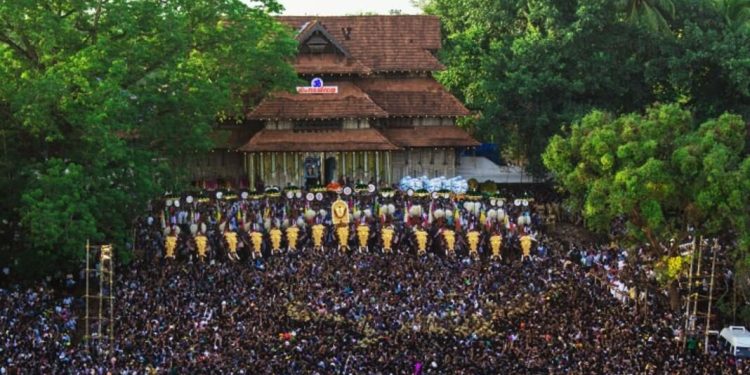 പൂരം വെടിക്കെട്ട് പ്രതിസന്ധി : പറഞ്ഞവാക്ക് പാലിക്കാതെ കേന്ദ്രസഹമന്ത്രി സുരേഷ്ഗോപി