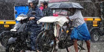 മഴ മുന്നറിയിപ്പ് ; ഒ​റ്റ​പ്പെ​ട്ട സ്ഥ​ല​ങ്ങ​ളി​ൽ ഇ​ടി​മി​ന്ന​ലോ​ടു കൂ​ടി​യ ശ​ക്ത​മാ​യ മ​ഴ​യ്ക്ക് സാ​ധ്യ​ത
