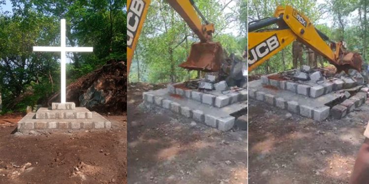 തൊമ്മന്കുത്തില് വനഭൂമിയിൽ സ്ഥാപിച്ച കുരിശ് വനം വകുപ്പ് പൊളിച്ച് നീക്കി
