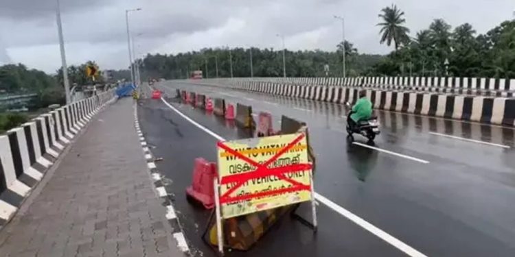 ദേശീയപാതയിൽ വിള്ളൽ ; കണ്ണൂർ ഭാഗത്തേക്കുള്ള രണ്ട് വരി പാത അടച്ചു