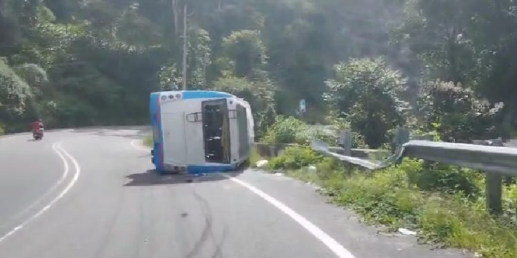 ഇടുക്കിയിൽ വിനോദസഞ്ചാരികളുടെ വാഹനം മറിഞ്ഞ് അപകടം