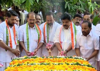 ലീഡർ കെ കരുണാകരന്റെ സ്‌മൃതികുടീരത്തിലെത്തി പുഷ്‌പാർച്ചന നടത്തി പുതിയ കെപിസിസി നേതൃത്വം