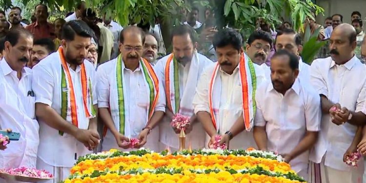 ലീഡർ കെ കരുണാകരന്റെ സ്മൃതികുടീരത്തിലെത്തി പുഷ്പാർച്ചന നടത്തി പുതിയ കെപിസിസി നേതൃത്വം