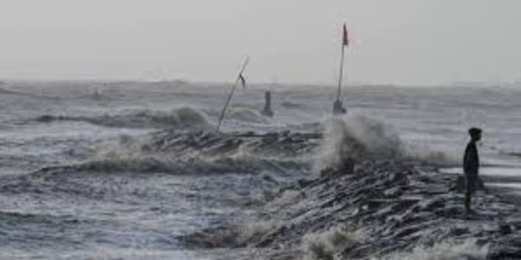 സം​സ്ഥാ​ന​ത്ത് വീ​ണ്ടും ക​ള്ള​ക്ക​ട​ൽ മു​ന്ന​റി​യി​പ്പ് ; തീ​ര​ത്ത് ജാ​ഗ്ര​ത