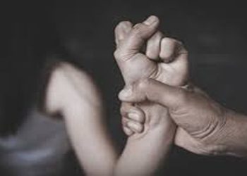 ഉത്തര്‍പ്രദേശില്‍ ഓടുന്ന കാറില്‍ പ്രായപൂര്‍ത്തിയാകാത്ത പെണ്‍കുട്ടിയെ പീഡിപ്പിച്ചു