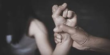 ഉത്തര്‍പ്രദേശില്‍ ഓടുന്ന കാറില്‍ പ്രായപൂര്‍ത്തിയാകാത്ത പെണ്‍കുട്ടിയെ പീഡിപ്പിച്ചു