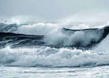 കേരള തീരത്ത് റെഡ് അലർട്ട് പ്രഖ്യാപിച്ചു ; ഉയർന്ന തിരമാലയ്ക്ക് സാധ്യത