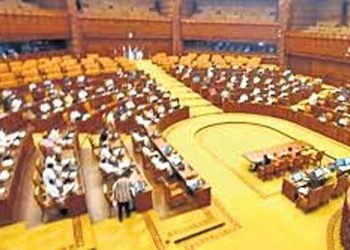 നിയമസഭാ സ്പീക്കറെ അപമാനിച്ചുവെന്ന് ആരോപിച്ച് ആറു ഉദ്യോഗസ്ഥരെ സസ്പെൻഡ് ചെയ്തു