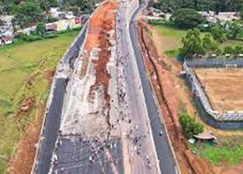 കോഴിക്കോട് നിർമാണം നടക്കുന്ന പാലത്തിന്റെ അപ്രോച്ച് റോഡിന്റെ പാർശ്വഭിത്തി തകർന്നു