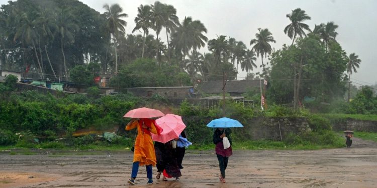 കനത്ത മഴയെ തുടർന്ന് മലപ്പുറത്ത് ആദിവാസി കുടുംബങ്ങൾ ഒറ്റപ്പെട്ടു