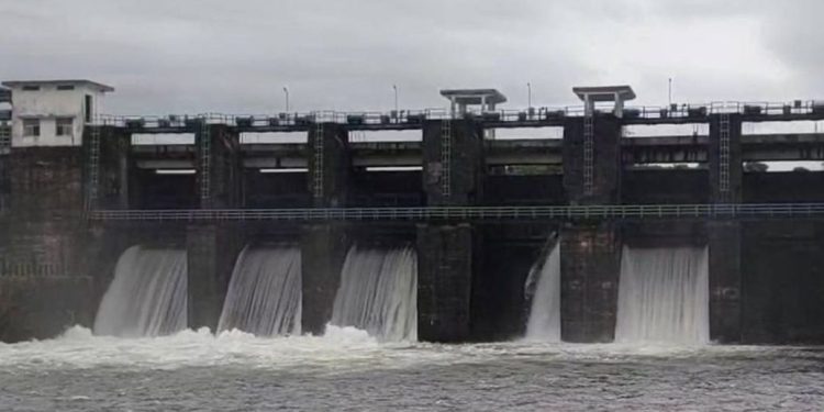 മുന്നറിയിപ്പില്ലാതെ ഇടുക്കി മലങ്കര ഡാമിന്റെ അഞ്ച് ഷട്ടറുകൾ തുറന്നു