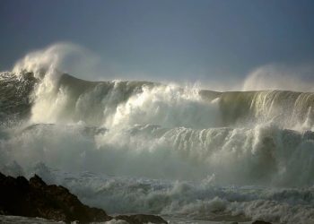 കേ​ര​ള തീ​ര​ത്ത് വീ​ണ്ടും ക​ള്ള​ക്ക​ട​ൽ മു​ന്ന​റി​യി​പ്പ്