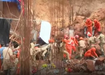 കോഴിക്കോട് നിർമാണത്തിലിരിക്കുന്ന കെട്ടിടത്തിന് മുകളിലേക്ക് മണ്ണിടിഞ്ഞുവീണ് അപകടം