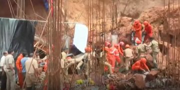 കോഴിക്കോട് നിർമാണത്തിലിരിക്കുന്ന കെട്ടിടത്തിന് മുകളിലേക്ക് മണ്ണിടിഞ്ഞുവീണ് അപകടം