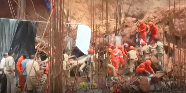 കോഴിക്കോട് നിർമാണത്തിലിരിക്കുന്ന കെട്ടിടത്തിന് മുകളിലേക്ക് മണ്ണിടിഞ്ഞുവീണ് അപകടം