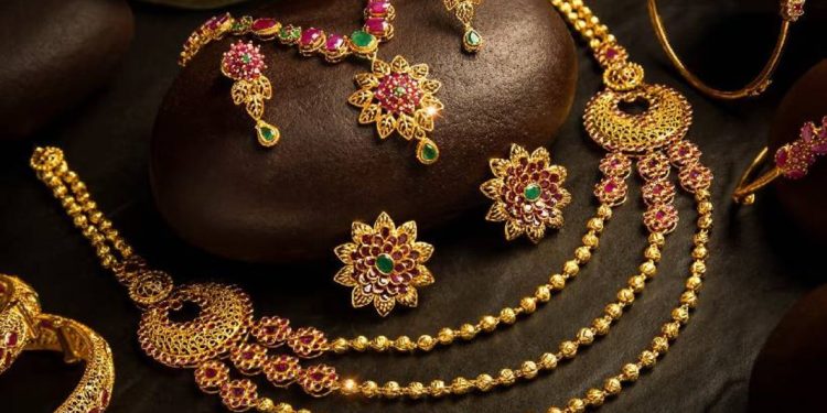 സംസ്ഥാനത്ത് സ്വര്ണവില വീണ്ടും കുറഞ്ഞു ; ഒറ്റയടിക്ക് കുറഞ്ഞത് 600 രൂപ