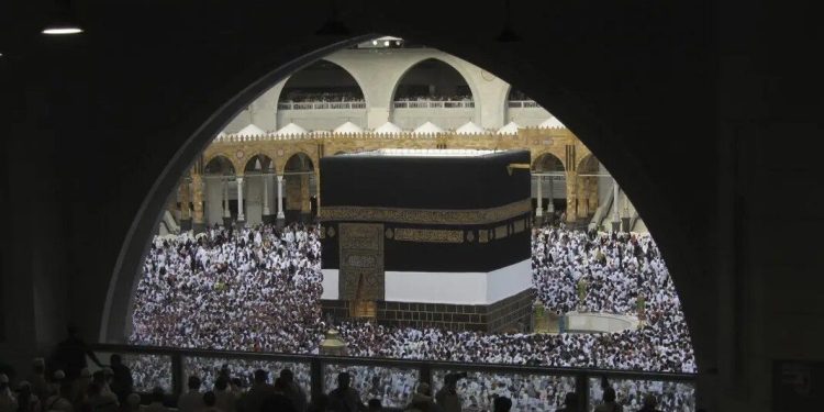 ഇത്തവണ കേരളത്തിൽ നിന്ന് 18,000 തീർഥാടകർ ഹജ്ജിൽ പങ്കെടുക്കും