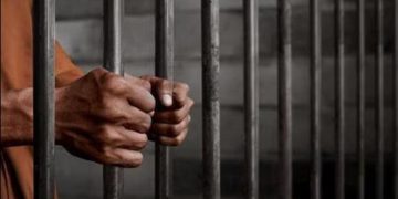 ജയിൽ ചാടി വീട്ടിലെത്തിയ മകനെ തിരികെ കൊണ്ടുവിട്ട് അമ്മ