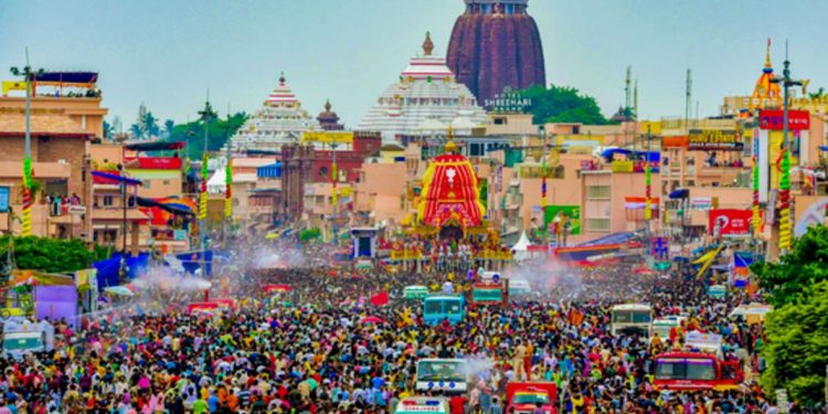 പുരി രഥയാത്രയ്ക്കിടെ തിക്കിലും തിരക്കിലും പെട്ട് മൂന്നു പേര് മരിച്ചു