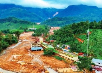 മുണ്ടക്കൈ ദുരിതബാധിതരുടെ പ്രതിഷേധത്തിനിടെ വില്ലേജ് ഓഫീസറെ കൈയേറ്റം ചെയ്ത ആറുപേർക്കെതിരെ കേസ്