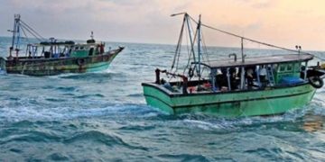 ചാ​വ​ക്കാ​ട് അ​ന​ധി​കൃ​ത മ​ത്സ്യ​ബ​ന്ധ​നം ന​ട​ത്തി​യ മൂ​ന്നു​ ഫൈ​ബ​ർ വ​ള്ള​ങ്ങ​ൾ പി​ടി​കൂ​ടി