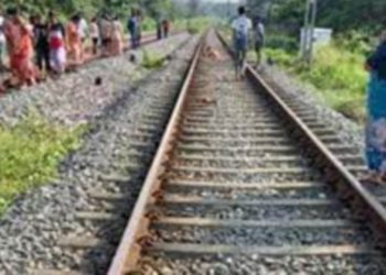 ട്രെയിനിന്റെ ചവിട്ടുപടിയിൽ നിന്ന് ട്രാക്കിലേക്ക് തെറിച്ചു വീണ യാത്രക്കാരൻ മരിച്ചു