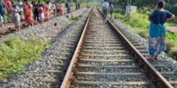 ട്രെയിനിന്റെ ചവിട്ടുപടിയിൽ നിന്ന് ട്രാക്കിലേക്ക് തെറിച്ചു വീണ യാത്രക്കാരൻ മരിച്ചു
