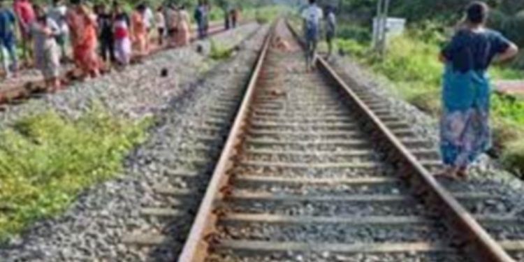 ട്രെയിനിന്റെ ചവിട്ടുപടിയിൽ നിന്ന് ട്രാക്കിലേക്ക് തെറിച്ചു വീണ യാത്രക്കാരൻ മരിച്ചു