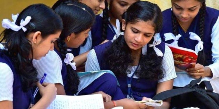 സംസ്ഥാനത്ത് പ്ലസ് വൺ പ്രവേശനത്തിനുള്ള ആദ്യ അലോട്ട്മെന്റ് നാളെ