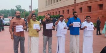 മലയാളി കന്യാസ്ത്രീകളുടെ അറസ്റ്റ് : പാർലമെന്റിന് മുന്നിൽ ഇടത് എംപിമാരുടെ പ്രതിഷേധം