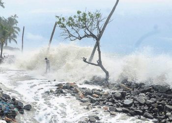 ഉ​പ്പ​ള പെ​രി​ങ്ക​ടി​യി​ൽ രൂ​ക്ഷ​മാ​യ ക​ട​ലാ​ക്ര​മ​ണം ; അഞ്ച് വൈദ്യുതി തൂൺ കടലെടുത്തു