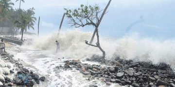 ഉ​പ്പ​ള പെ​രി​ങ്ക​ടി​യി​ൽ രൂ​ക്ഷ​മാ​യ ക​ട​ലാ​ക്ര​മ​ണം ; അഞ്ച് വൈദ്യുതി തൂൺ കടലെടുത്തു