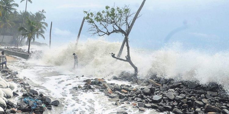 ഉപ്പള പെരിങ്കടിയിൽ രൂക്ഷമായ കടലാക്രമണം ; അഞ്ച് വൈദ്യുതി തൂൺ കടലെടുത്തു