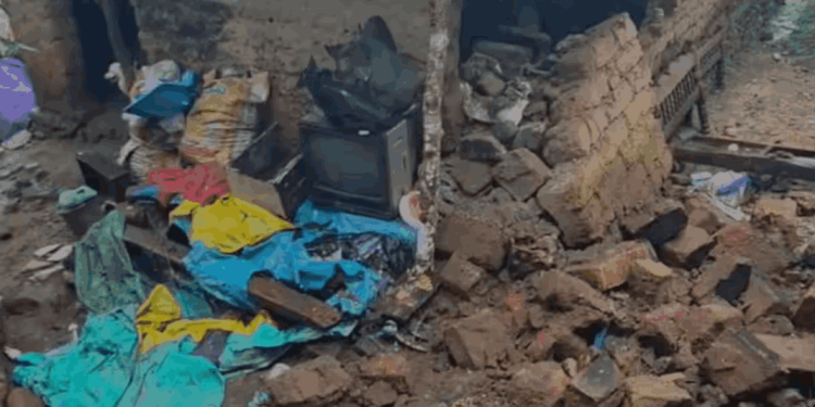 പെരുമ്പാവൂർ ഒക്കൽ ഗവ. എൽപി സ്കൂൾ മതിലിന്റെ ഒരു ഭാഗം തകർന്നു വീണു