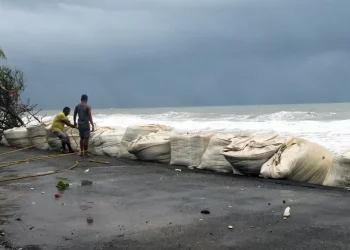 സം​സ്ഥാ​ന​ത്ത് വീ​ണ്ടും ഉ​യ​ർ​ന്ന തി​ര​മാ​ല മു​ന്ന​റി​യി​പ്പ് ; മ​ത്സ്യ​ത്തൊ​ഴി​ലാ​ളി​ക​ൾ​ക്ക് മു​ന്ന​റി​യി​പ്പ്