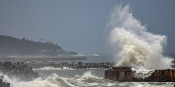 സം​സ്ഥാ​ന​ത്ത് വീ​ണ്ടും ഉ​യ​ർ​ന്ന തി​ര​മാ​ല ജാ​ഗ്ര​താ നി​ർ​ദേ​ശം