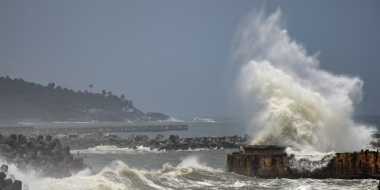 സം​സ്ഥാ​ന​ത്ത് വീ​ണ്ടും ഉ​യ​ർ​ന്ന തി​ര​മാ​ല ജാ​ഗ്ര​താ നി​ർ​ദേ​ശം