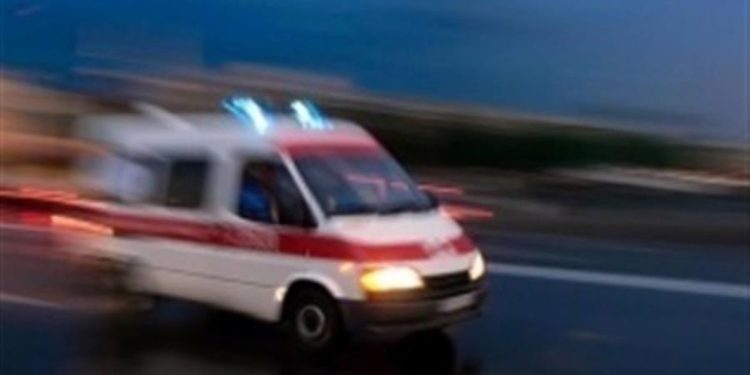 തൃശ്ശൂരിൽ റോഡരികിൽ നിന്നയാളെ ചീറിപ്പാഞ്ഞ് എത്തിയ ആംബുലൻസ് ഇടിച്ചുവീഴ്ത്തി