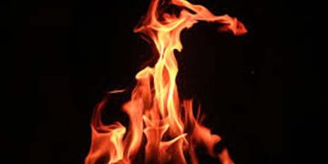 മൂവാറ്റുപുഴയില്‍ ഓടിക്കൊണ്ടിരുന്ന കാറിന് തീപിടിച്ചു